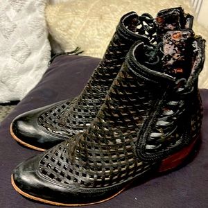 Black distressed freebies boots